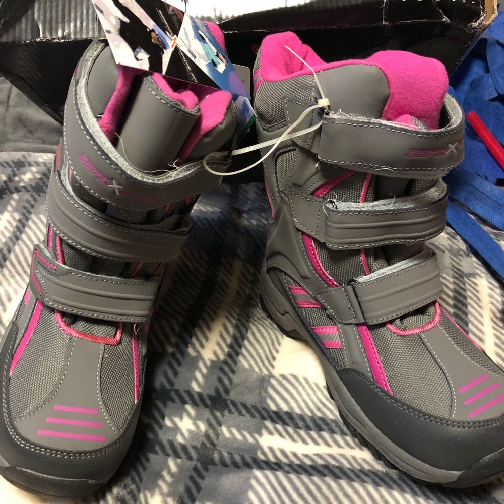 Youth snow boots